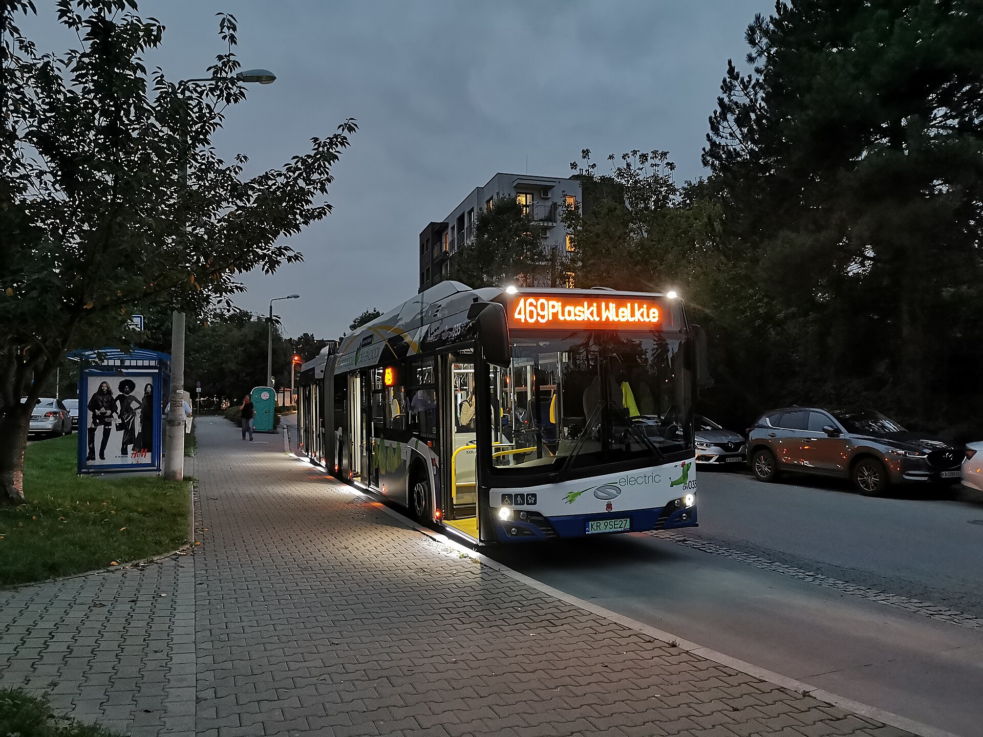 Przegubowy autobus Solaris MPK Kraków na pętli Prądnik Biały Wschód