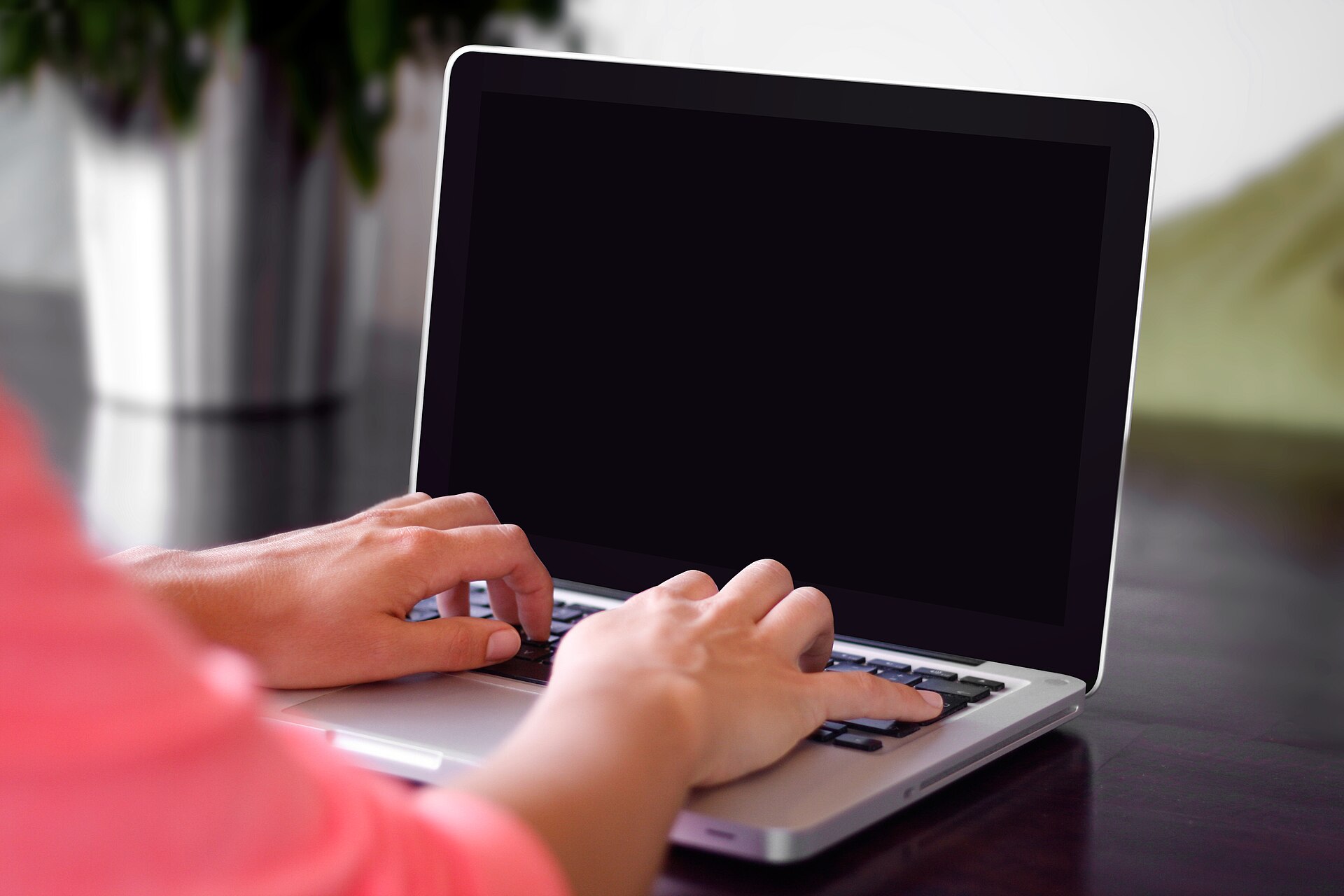 Dłonie na klawiaturze laptopa (zdjęcie ilustracyjne)