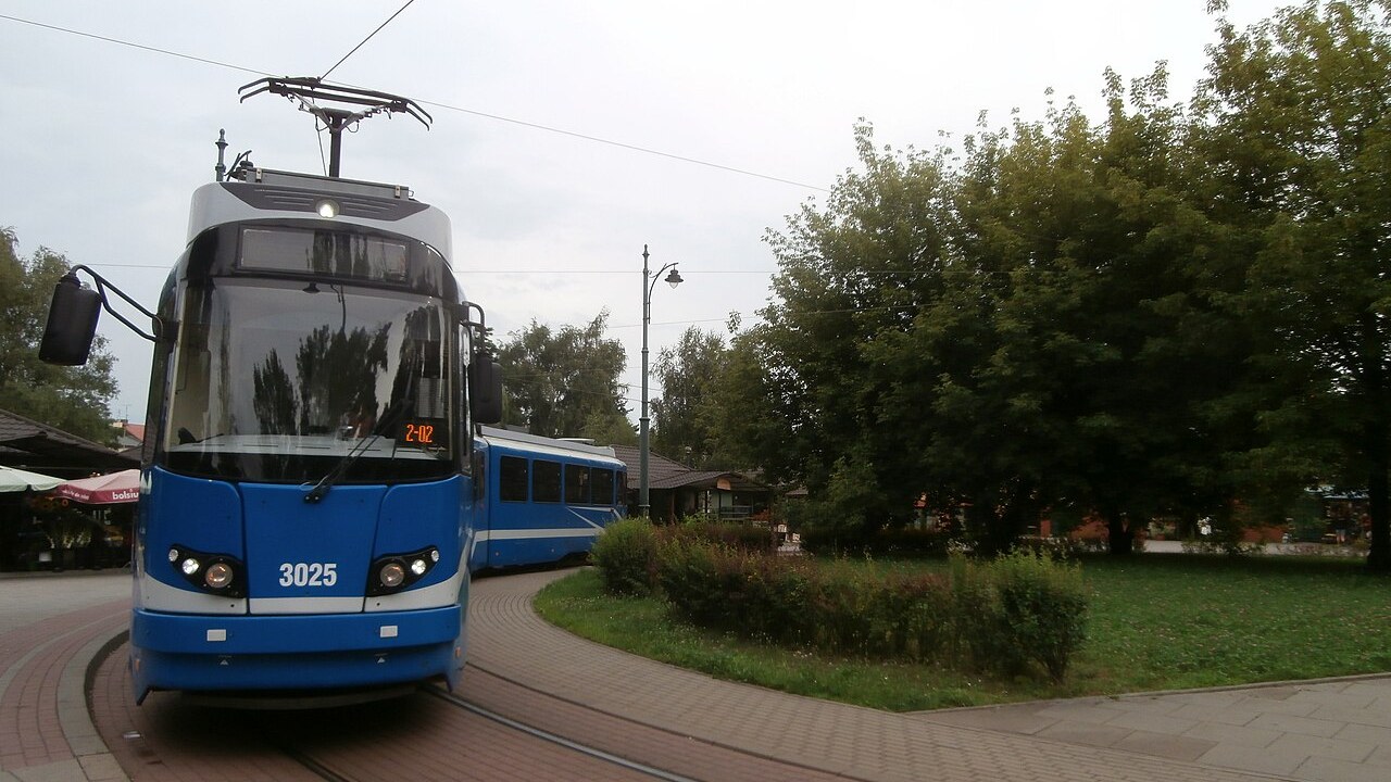 Tramwaj na pętli Cmentarz Rakowicki przy ul. Rakowickiej w Krakowie