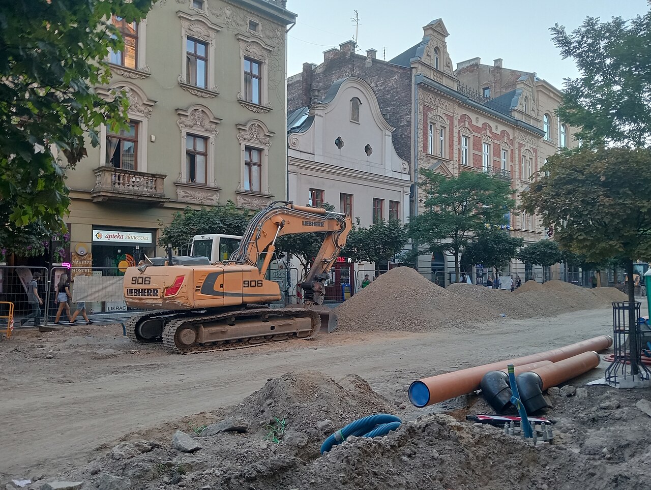 Koparka i rury podczas remontu ulicy Karmelickiej w Krakowie