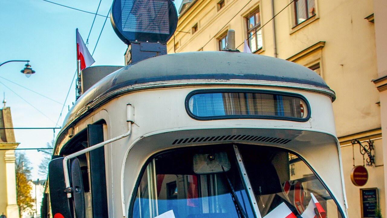 Tramwaj patriotyczny z biało-czerwonymi flagami na ul. Dominikańskiej w Krakowie