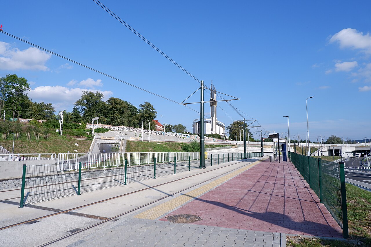Przystanek tramwajowy Łagiewniki SKA przy Trasie Łagiewnickiej w Krakowie